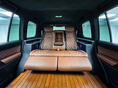 深圳工廠 陸巡/霸道普拉多改裝新潮流，電動沙發床與地板升級引領個性化車飾風尚